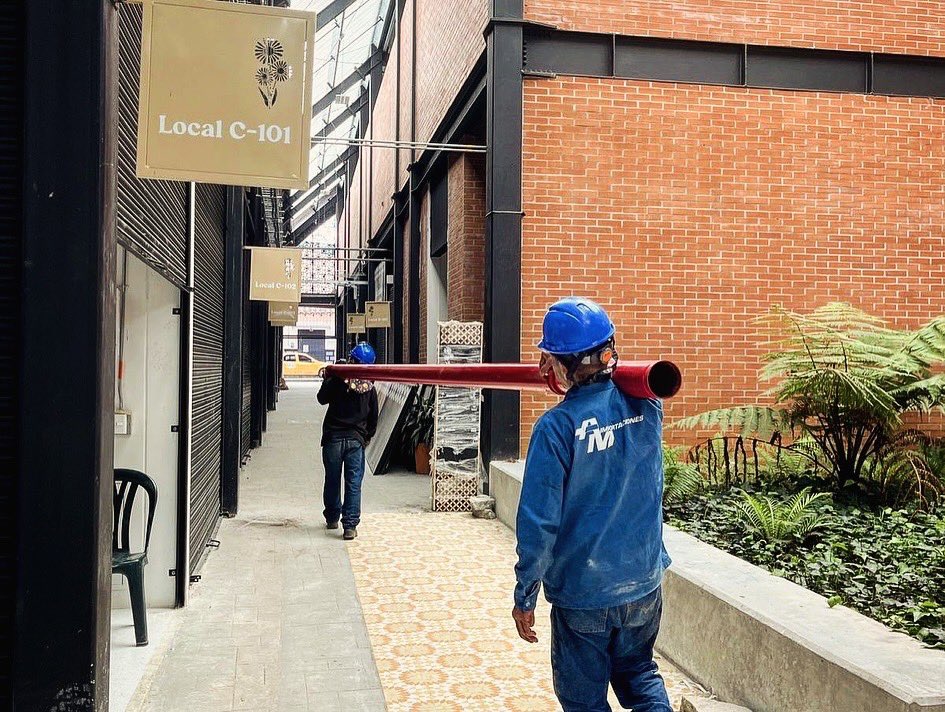 Megaproyectovia's tweet photo. En la plaza de mercado del municipio de La Ceja, avanzamos con éxito en las siguientes actividades para adecuar las instalaciones:

👉🏼 Instalación de tubería para la red contra incendios.
👉🏼 Implementación de nuevas redes eléctricas.
👉🏼 Construcción de juntas de dilatación. https://t.co/QEZinw1Muv