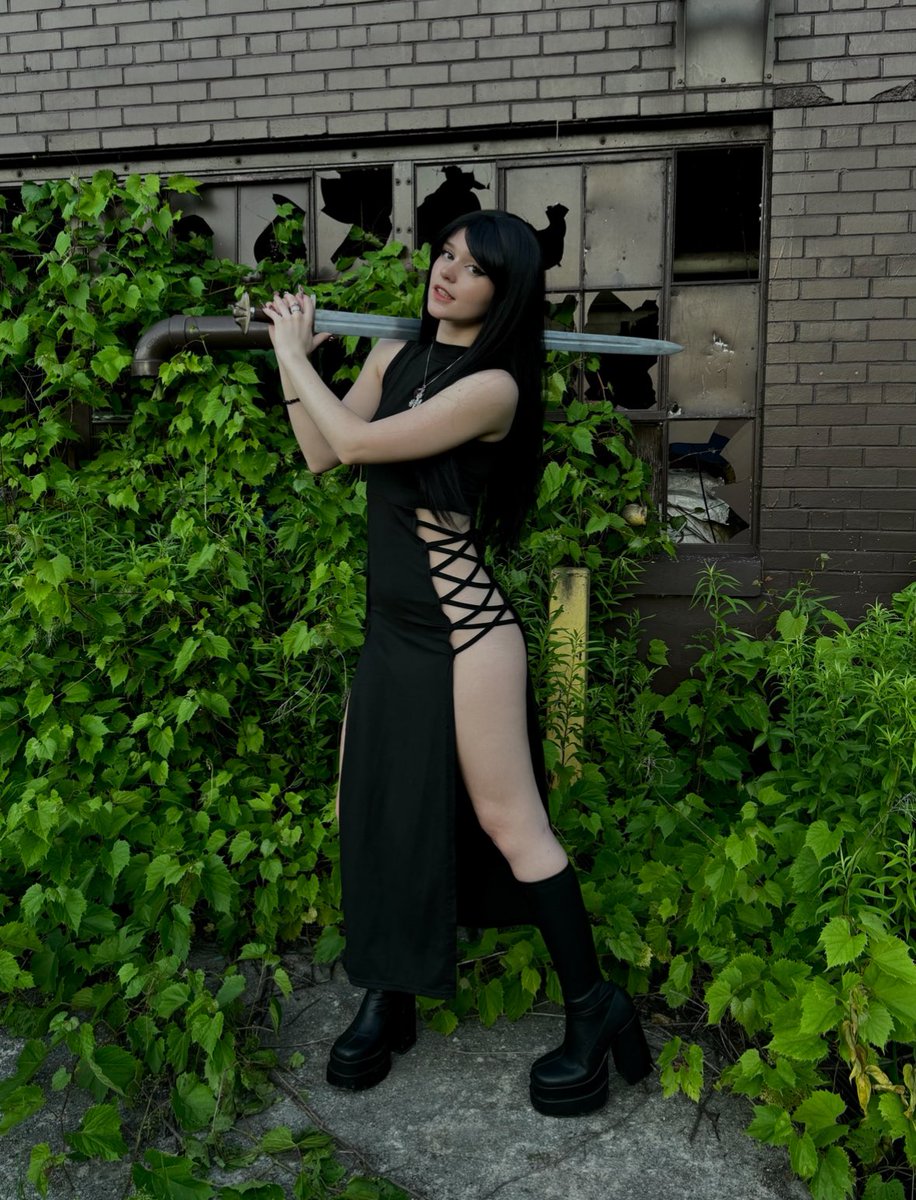 oopsiiedaze's tweet photo. mommy dress what? thanks for the gamer who bought this from my throne <3🤺 #mother #gothgirls https://t.co/yvpHdtUJZU