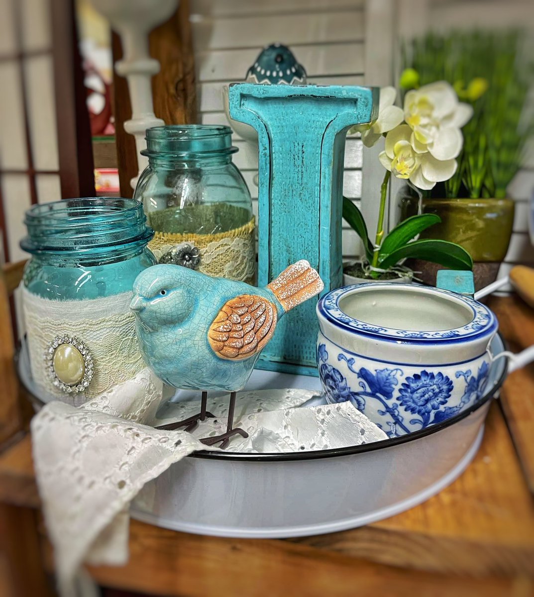 golocaljeff's tweet photo. Too hot to shop? Never! Mossy Creek Mercantile in Jefferson City has thousands of square feet of fun finds, all under one roof! Browse from booth to booth for one of a kind antiques, locally-made handcrafts, home decor, and so much more! #golocaljefferson https://t.co/AaOa4pSe8e