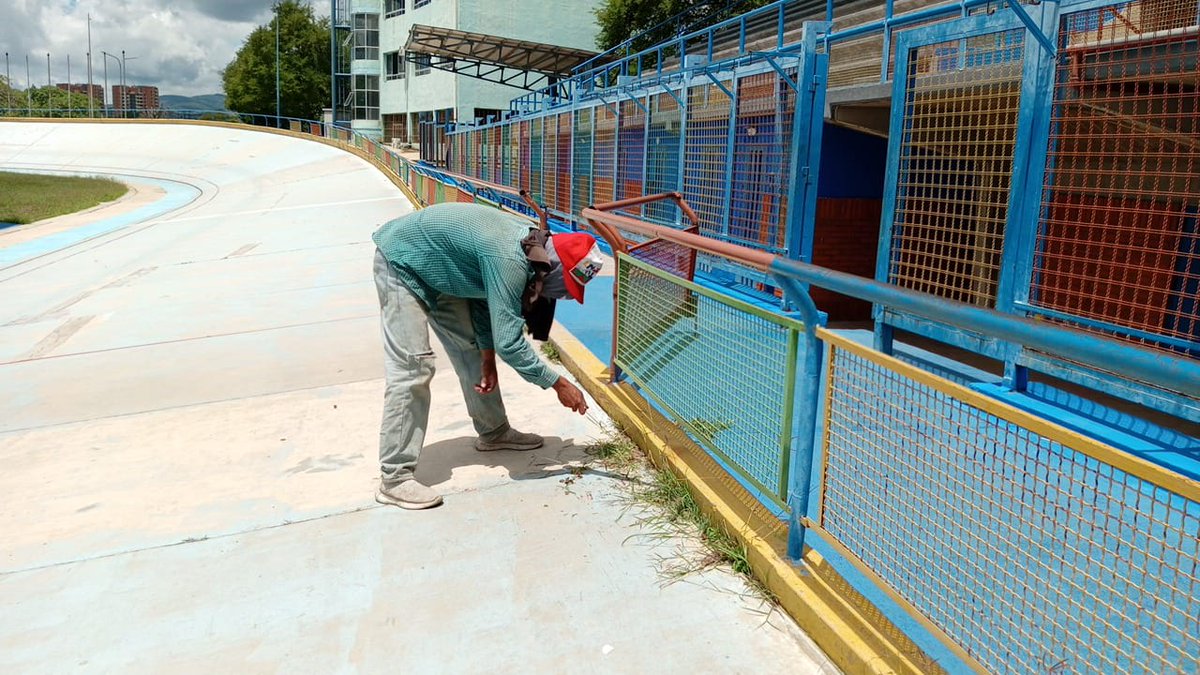 #26Jun Hoy el equipo de trabajo del Velódromo Héctor Alvarado realizó diferentes trabajos:
📌 Colocación de luminarias en diferentes áreas.
📌 Embellecimiento de rejillas, paredes.
📌 Limpieza integral.
#NicoTieneElSon
<a href="/NicolasMaduro/">Nicolás Maduro</a> <a href="/AdolfoP_Oficial/">Adolfo Pereira Gobernador</a>
<a href="/Educacionlara/">Educación Lara</a> <a href="/Mippcivzla/">mippci</a>