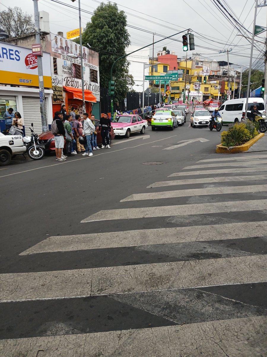 SILVIATORRES029's tweet photo. @VigimoviCDMX estas taxistas  invadiendo 2 carriles de la avenida principal generando caos vial. Av. San jerónimo  el rosal , magdalena Contreras https://t.co/nrXRCRl4DY