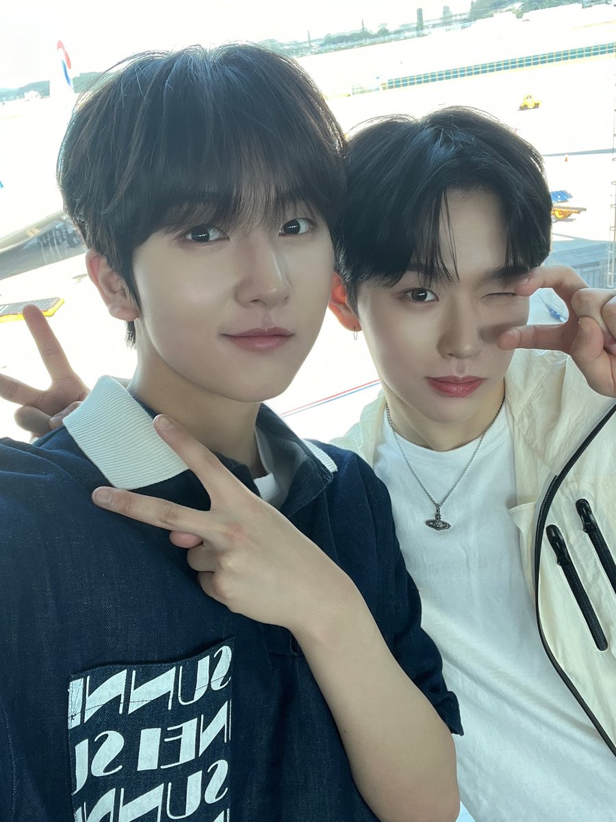 whib_official's tweet photo. ✈️💨

#WHIB #휘브
#HASEUNG #하승
#INHONG #인홍 https://t.co/bI56gHPR1q