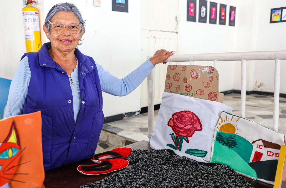 Alcaldiakennedy's tweet photo. La escuela de formación artística #ExplorArte en el sector de Roma 4 en #Kennedy, realizó la muestra final del taller a jóvenes y persona mayor.

Tres meses de trabajo para esta exposición de talento local. 🫶🏻 https://t.co/4k13YEnvtO