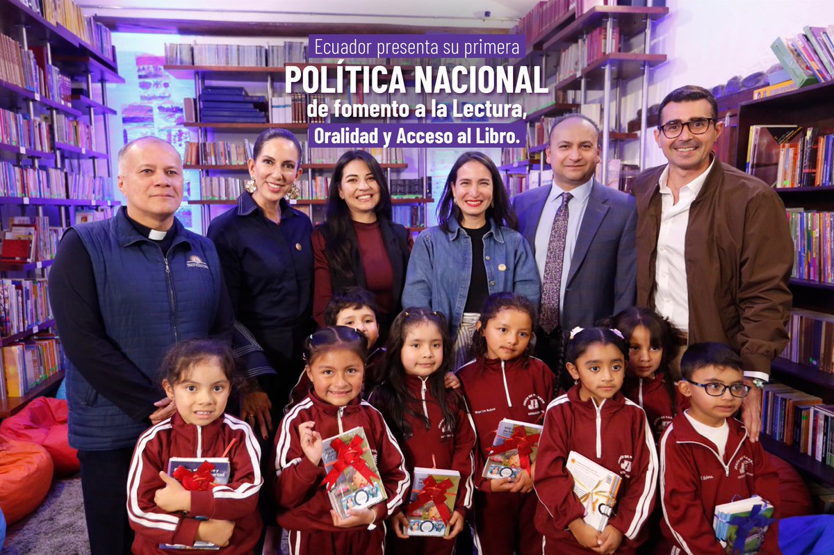 Educacion_Ec's tweet photo. Participamos junto al presidente @DanielNoboaOk y a @RominaMProcel, ministra de @Cultura_Ec, en la presentación de la Política Nacional de Fomento a la Lectura, la Oralidad y Acceso al Libro. 📚 

💡 ¿Cuál es el objetivo principal de esta política?

Fomentar los hábitos de lectura desde una perspectiva democrática, inclusiva e intercultural, consolidando la lectura como un derecho esencial para la formación desde temprana edad, promoviendo así el desarrollo cognitivo, la creatividad, el pensamiento crítico y el acceso equitativo al conocimiento, esencial para una ciudadanía informada y participativa. 👦🏻👧🏻📚

#ElNuevoEcuadorResuelve