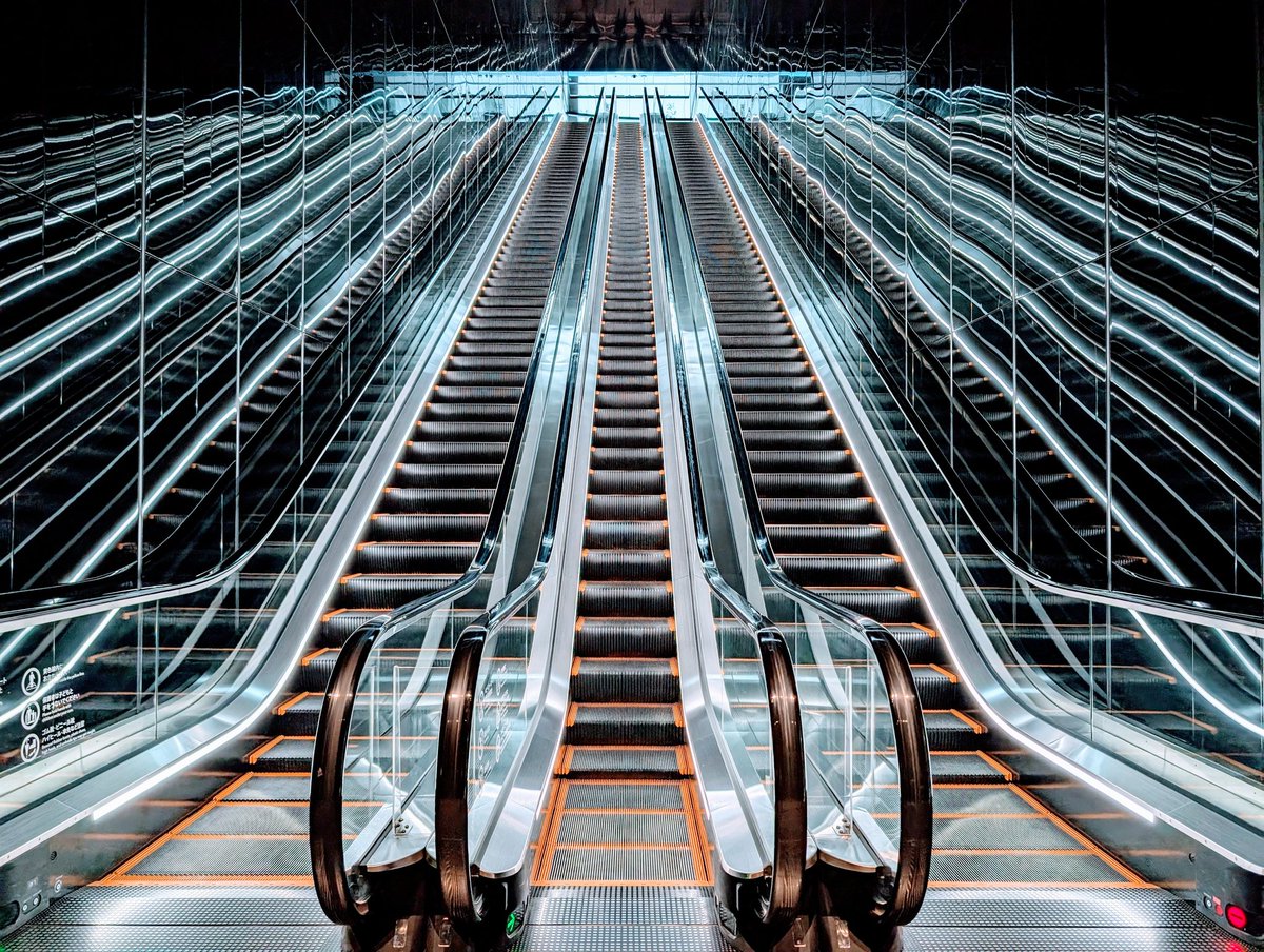 towerhack's tweet image. これ渋谷サクラステージのオフィスロビーに向かうエスカレーターだけどこいつ超えられるヤツいる？
#escalator #エスカレーター
