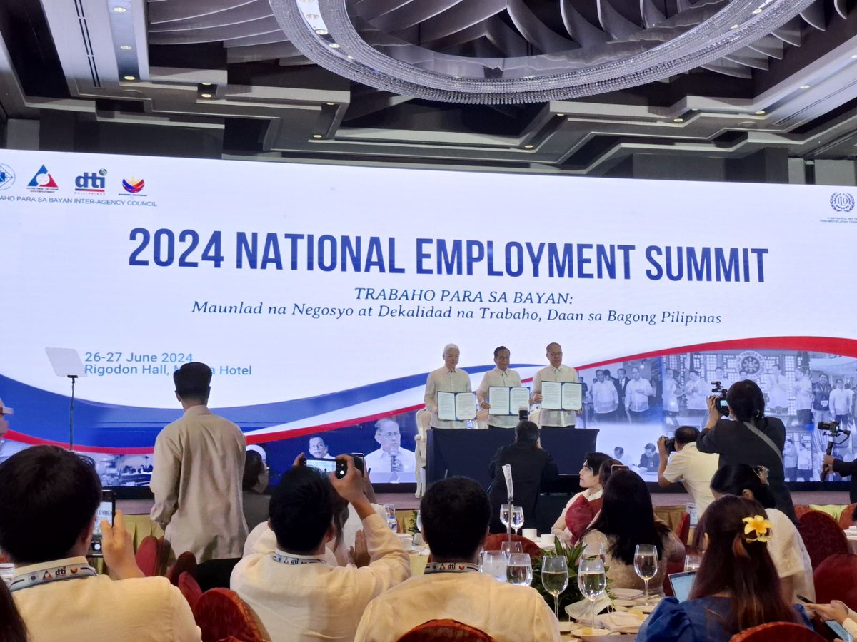 PTVph's tweet photo. TINGNAN: Lumagda sa isang employment covenant sina DOLE Secretary Bienvenido Laguesma, NEDA Secretary Arsenio Balisacan, at DTI Secretary Fred Pascual para sa pagbuo ng 10-year Trabaho Para sa Bayan Plan. | via Bernard Ferrer 

(1/2) https://t.co/L3yNV7fNqV