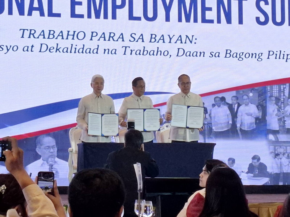 PTVph's tweet photo. TINGNAN: Lumagda sa isang employment covenant sina DOLE Secretary Bienvenido Laguesma, NEDA Secretary Arsenio Balisacan, at DTI Secretary Fred Pascual para sa pagbuo ng 10-year Trabaho Para sa Bayan Plan. | via Bernard Ferrer 

(1/2) https://t.co/L3yNV7fNqV