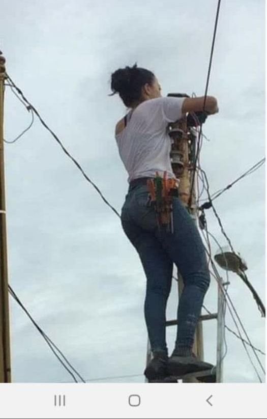 lot8a's tweet photo. Esta foto de MCM reinstalando la electricidad que el gobierno tumbó en Dan Carlos, Cojedes, para que no diera el mitin ha resultado un knockout para el gobierno incompetente y demoledor para la candidatura de Maduro. https://t.co/1lIPGRWEJF