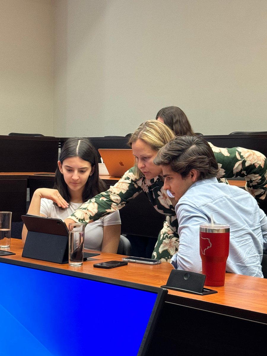 Last week in Monterrey, Prof. <a href="/EDziadula/">Eva Dziadula</a>, PhD, led an insightful workshop on "Modeling Economic Migration on a Global Scale" for migration studies pros. Thanks to <a href="/nd_econ/">Notre Dame Economics</a> , Casa Monarca, <a href="/EGobiernoyTP/">Escuela de Gobierno</a>, and
@UDEM for making it possible!