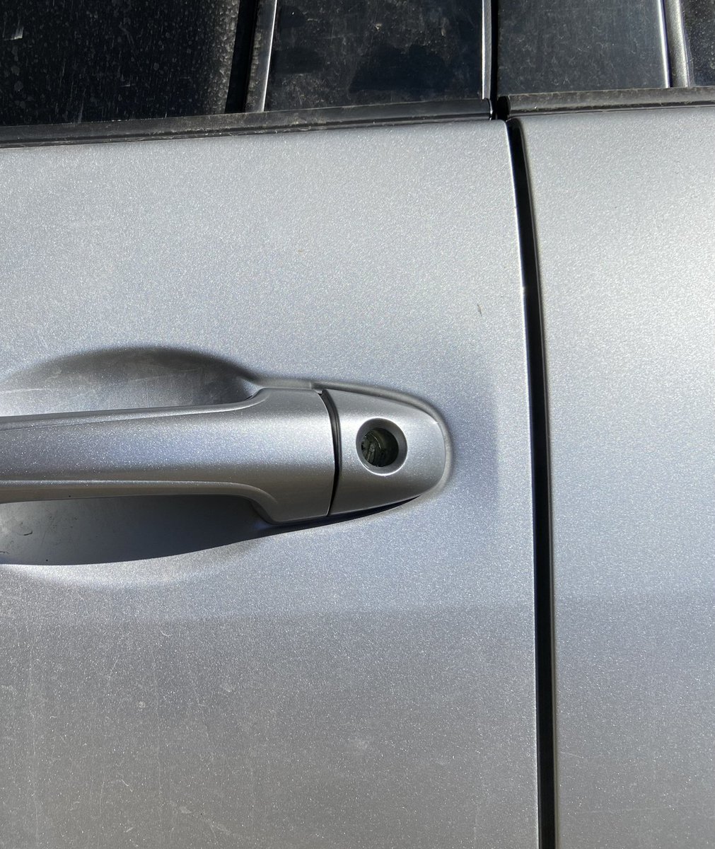 Hoy Jueves,10:30am, en el estacionamiento del híper MAKRO, ubicado en Circunvalación, habiendo seguridad, desvalijaron 2 vehículos, uno de ellos nuestra camioneta.El
Híper no se hace cargo, ya que según ellos, SU estacionamiento es libre y gratuito. Impresentables