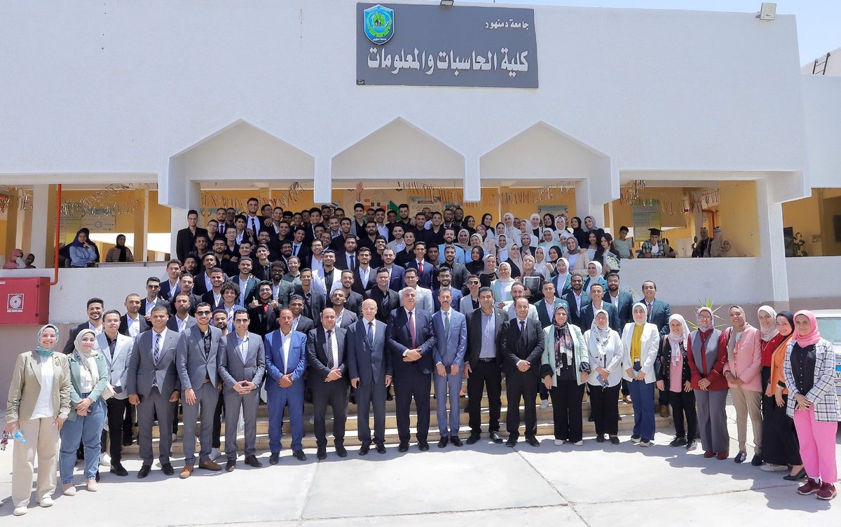 Adel_Badr23's tweet photo. الحمدُ لله الذي بنعمته تتمُ الصالحات
الحمدلله تخرجت 📷📷
#Graduation_Day https://t.co/KiLUa6FF7J