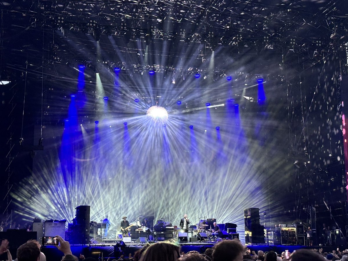 kennsysmith's tweet image. And a rainbow came out for @lcdsoundsystem at @MalahideCastleG to celebrate their biggest ever (non-festival) headline gig
#LCDSoundsystem
#WillPerformForAPassport
 #HassleAtTheCastle