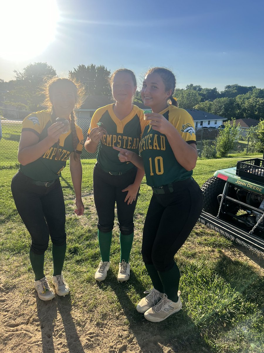 Hempstead Mustangs Softball tweet media