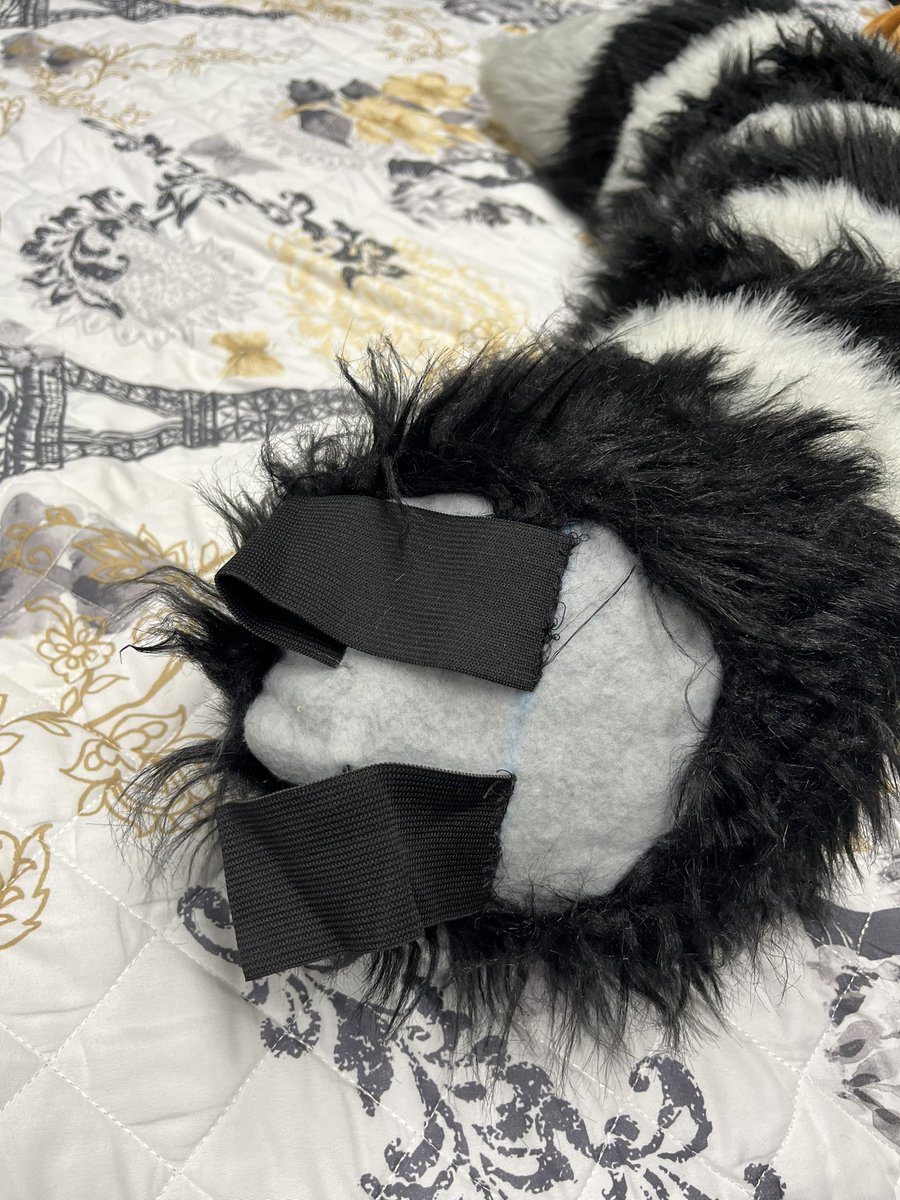 Sea_Parsley's tweet photo. Selling these tails!! The blue one was for a nepeta cosplay so it’s supposed to be a feline tail! It does have floral wire inside (it was supposed to help it bend) and the second one is a raccoon tail!
#furry #fursuitpartsforsale #fursuitparts #fursuitforsell #fursuitforsale https://t.co/O0zyB4sXpS