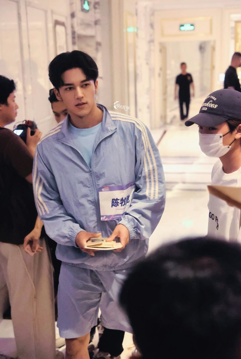 Allfor_MUCHI's tweet photo. 爱看信的亮子(*¯︶¯*)
#陈牧驰 #ChenMuchi
 #LukeChen
 #超新星运动会
cr ：牧无荒郊 https://t.co/Ne7xUqPeKi