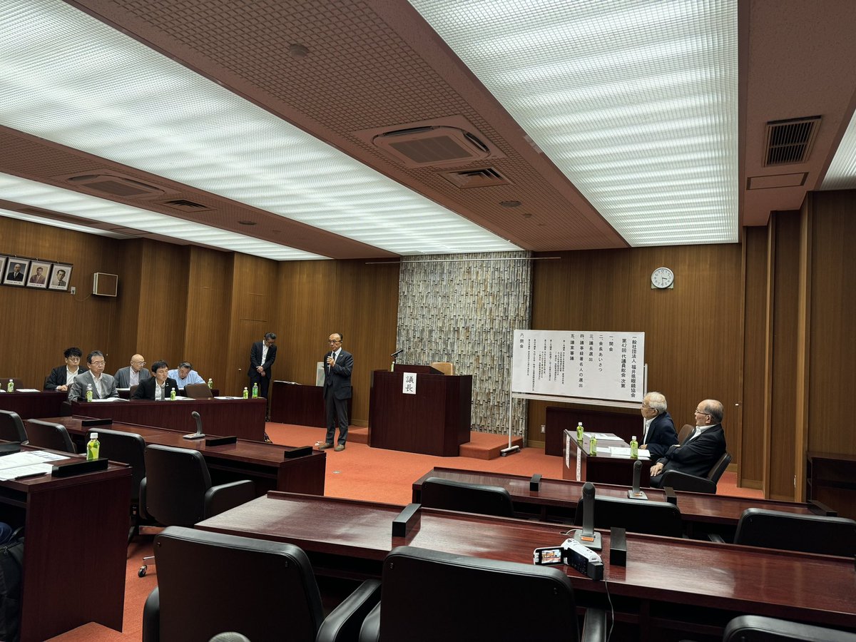 昨日は福井県眼鏡協会の代議員総会に出席。

産地を牽引され続けた谷口会長が任期を終え退任されました。
任期中はまさにコロナ禍の最中で大変難しい舵取りの4年間だったかと思います。大変おつかれさまでした。

新たな体制でどう変化していくのか。
みなさんの期待に応えられる産地でありたいです。