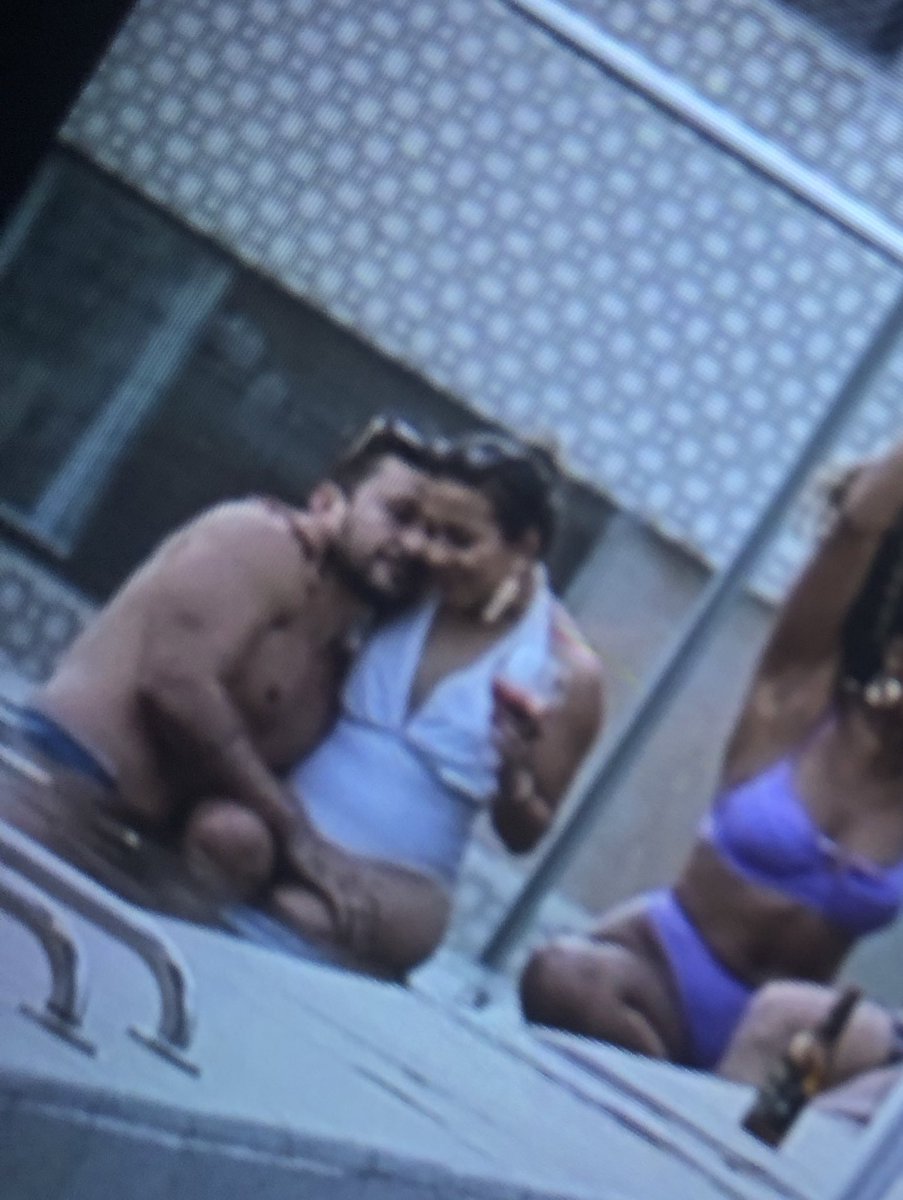 BiaHutche1's tweet photo. A maior treta rolando / A Vanessa e o Leonardo assim na piscina 🤏🏻#CasamentoAsCegasBrasil
#CasamentoAsCegas https://t.co/0kEDnKUXKf