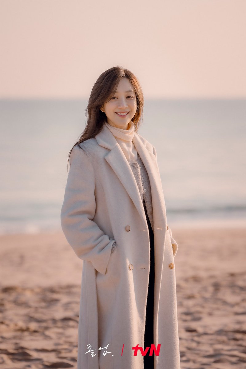 jan_twone's tweet photo. 서혜진을 연기한 정려원이 전하는 마지막 인사🥹

정려원은 “책으로 비유하면 술술 책장이 넘어가는 작품은 아니었을 텐데 끝까지 행간을 읽어주시고, 함께해 주셔서 감사하다. 방영 내내 많은 응원 보내주셔서 정말 따뜻하게 보냈다”라며 애정 가득한 인사를 전했다. https://t.co/BqxB1b11X4