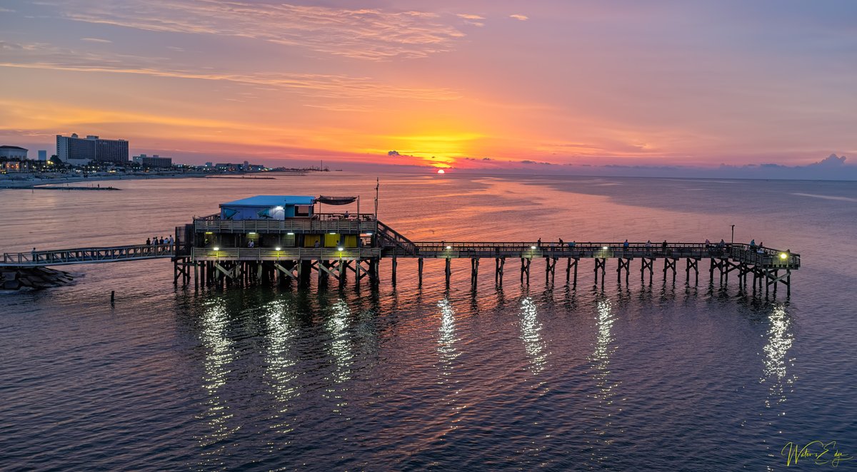 WatersEdgeDigi1's tweet photo. Good evening!
The 61st Fishing Pier, from above, during a gorgeous sunrise. July 2023
Galveston, TX

https://t.co/QwleAC47Jp

#watersedgedigitalphotography #galveston #galvestonisland #sunrise #sunrisephotography #sunriseoftheday #island #islandlife #islandliving #islandvibes https://t.co/V3rDWLH4DC