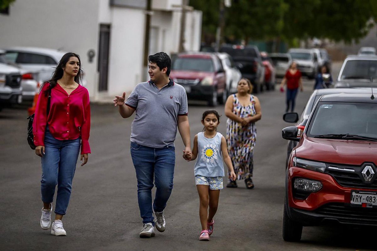rochamoya_'s tweet photo. El reencarpetado de calles en las colonias, como el que hicimos en Las Fuentes, Guamúchil, le da vida a los hogares de las y los sinaloenses. Es una petición que nos hacen las familias y una tranquilidad que le otorga a grandes y chicos, porque ya pueden salir a jugar y se ve más bonita la colonia. Son nuestras #ObrasConSentidoSocial las que están transformando el diario vivir en Sinaloa.