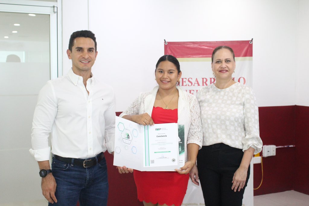 SemadesTabasco's tweet photo. La Titular de #SEDENER, @MaluSomellera entregó las constancias del curso #SASISOPA, impartido por el #IMP como del Programa de Transferencia Tecnológica de @repsolmexico . 

SEDENER reafirma el compromiso de impulsar la formación continua y ampliar las oportunidades laborales. 📈 https://t.co/ZRj4pdlB79