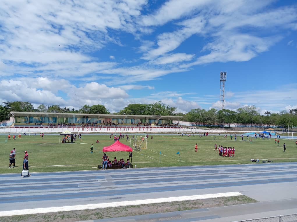 #26Jun Hoy inició la copa festival A2 Venezuela, con la participación de diferentes clubes para un total de participación de 120 niños, actividad que se desarrollará desde hoy hasta el viernes en el Polideportivo Máximo Viloria 
#NicoTieneElSon
<a href="/NicolasMaduro/">Nicolás Maduro</a> <a href="/AdolfoP_Oficial/">Adolfo Pereira Gobernador</a>