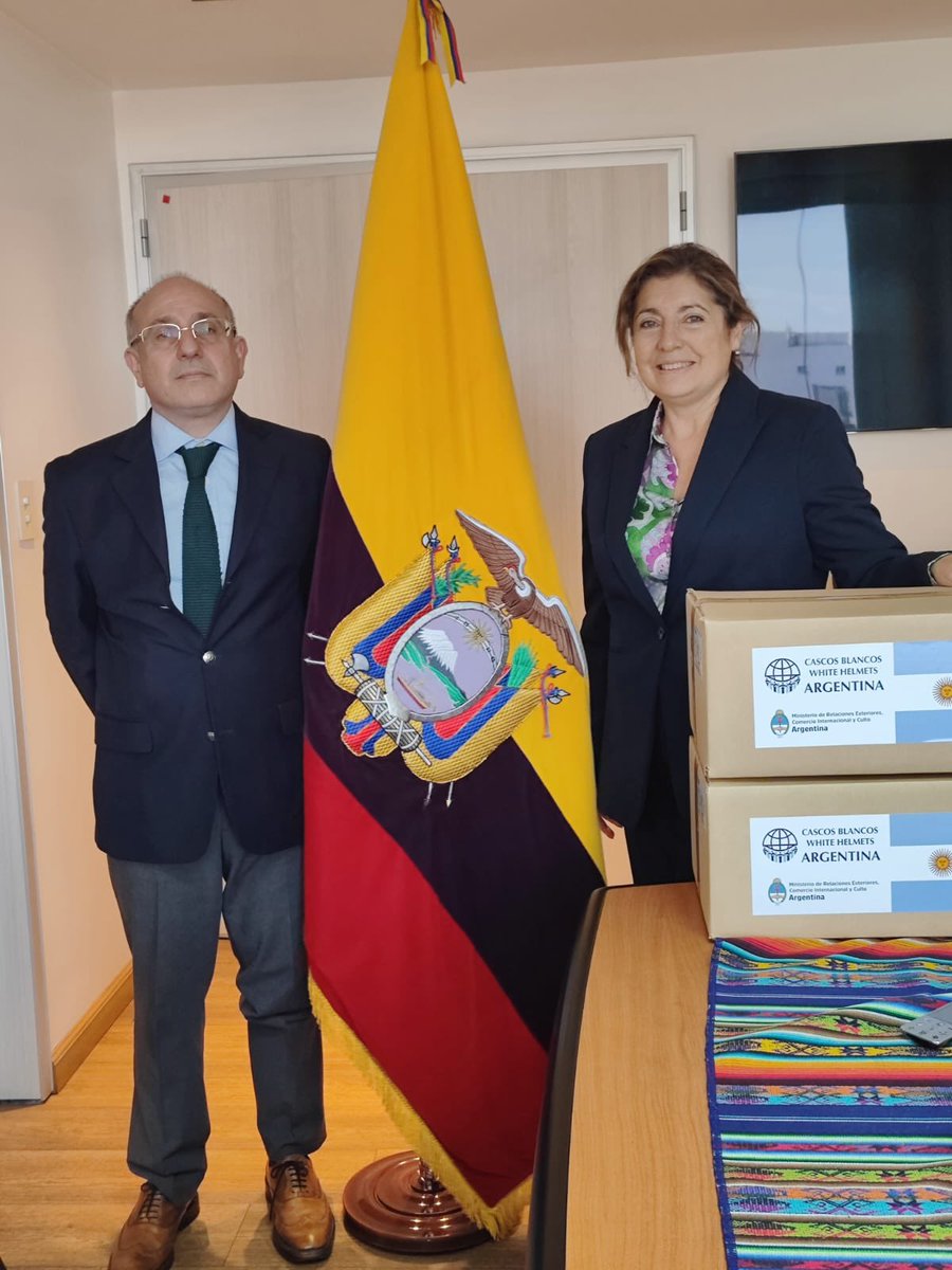 CancilleriaEc's tweet photo. El Ecuador agradece la ayuda humanitaria entregada por el Gobierno de Argentina para las afectaciones por lluvias y deslizamientos en el país. Este gesto confirma las excelentes relaciones de amistad y cooperación entre Argentina y Ecuador. https://t.co/OhMxNbXvwb