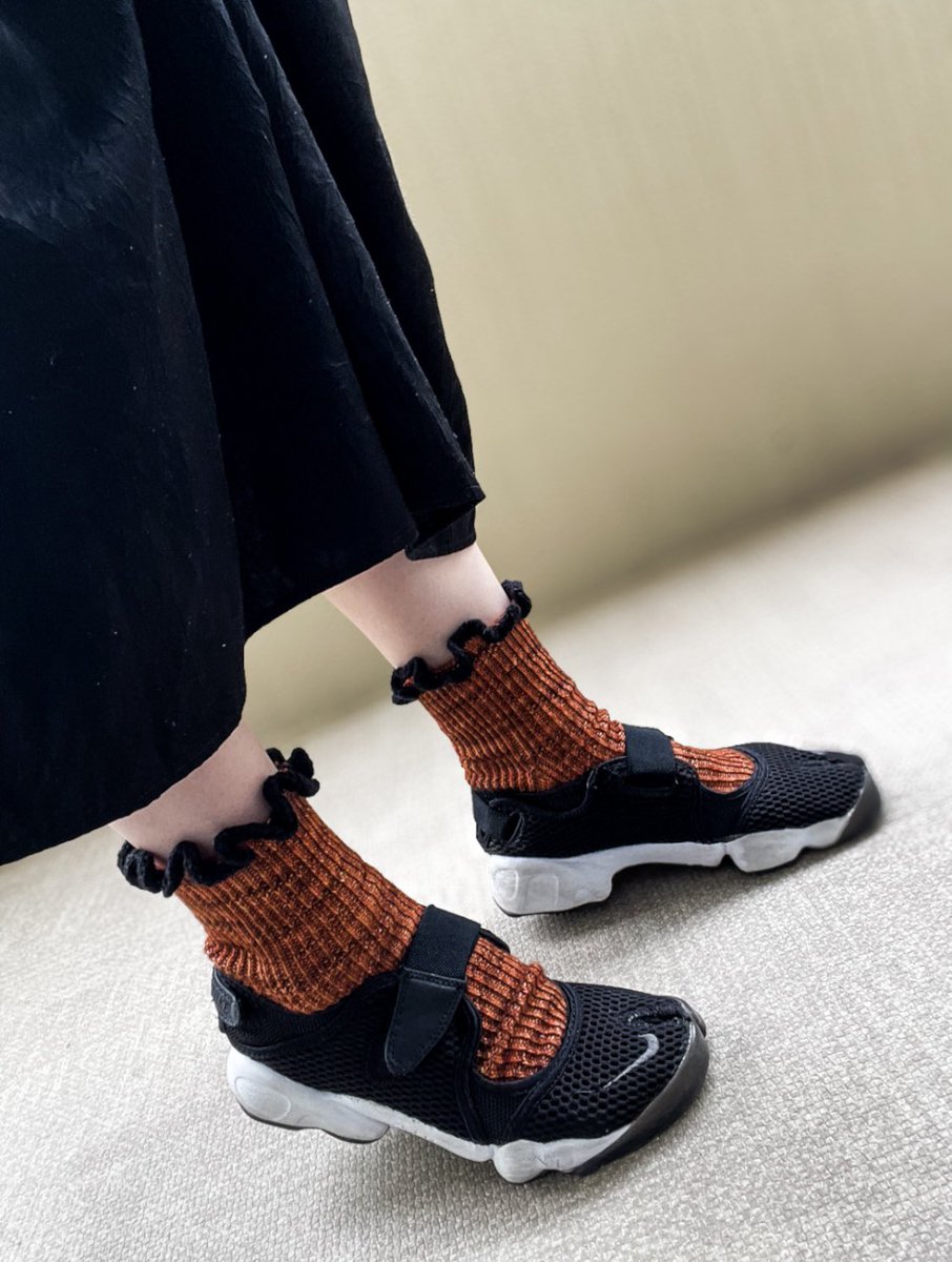 ikoand's tweet photo. 初めての靴下🧦編めました
#neji_rib
NIKEのエアリフトと合わせるためにつま先は足袋タイプ🪡
せっかくなのでフリルのカフで仕上げました！！
達成感！嬉しい！！ https://t.co/VlRuZR5E89
