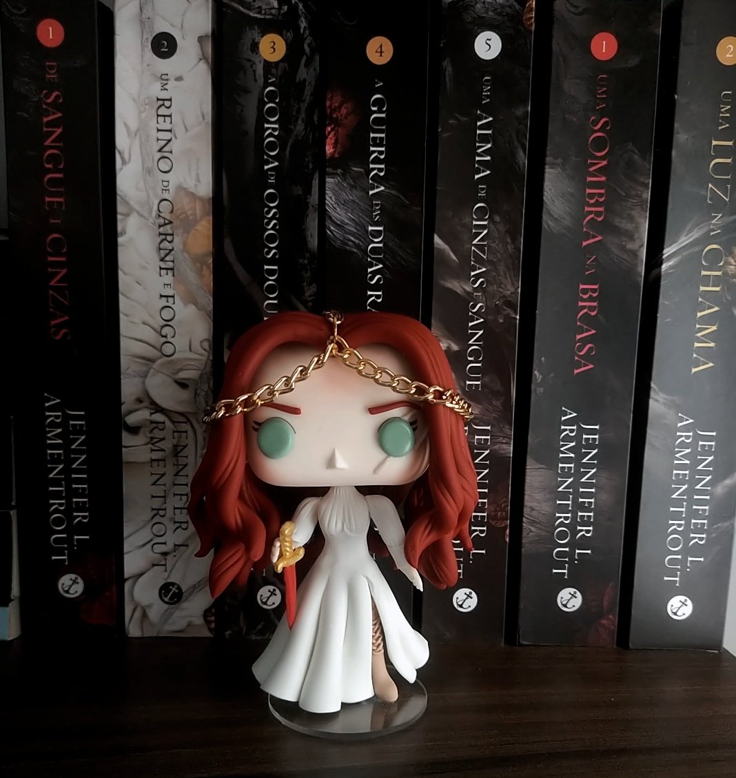 "— Eu sou a Escolhida, aquela que é Abençoada, e carrego o sangue do Rei dos Deuses em mim. Eu sou a Liessa dos lobos, a segunda filha, a verdadeira herdeira das coroas de Atlântia e Solis. Eu sou a Rainha da Carne e do Fogo, e os guardas dos deuses cavalgam comigo."

Poppy ❤️