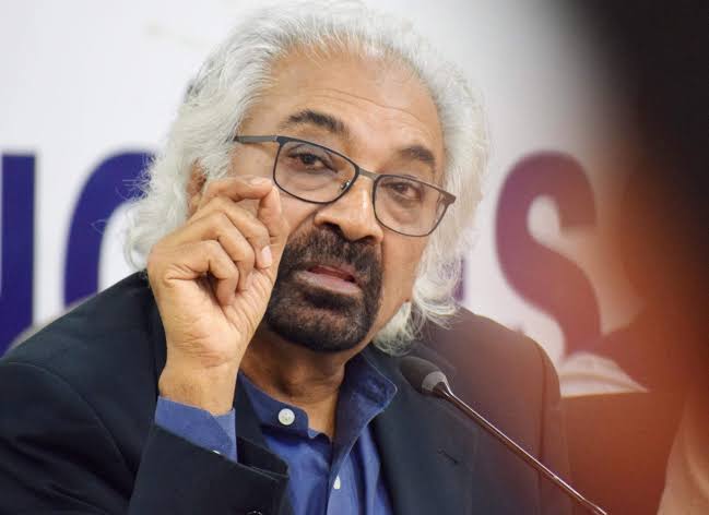 manojpehul's tweet photo. आपको याद तो होगा कि चुनाव से पहले सैम पित्रोदा ने #Inheritance_tax और रंगभेद को लेकर कॉन्ट्रोवर्शियल बात कही थीं ..!
उसके बाद उन्होंने Indian Overseas Congress के अध्यक्ष पद से इस्तीफ़ा दे दिया था #मगर
अब उन्हें इसी पद पर फिर से नियुक्त कर दिया गया है। कांग्रेस का यह बेहतर निर्णय है..!!