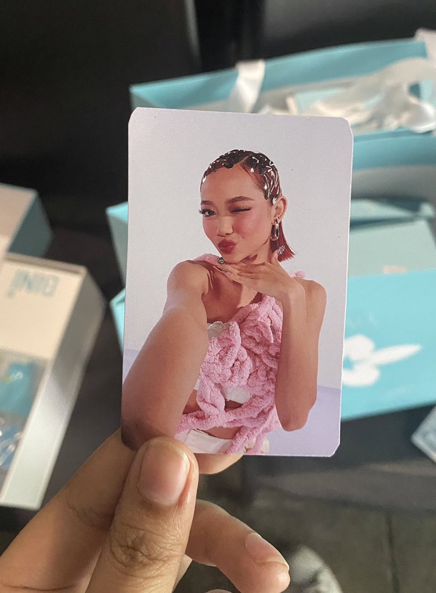softmaloi's tweet photo. you've made these limited and have been telling people how much you've worked hard for the merch but this is what we'll get? LIKE the quality is not quality-ing pls parang nagpaprint lang ako sa com shop tapos ginunting ko lang ANO BA 'TONG MGA OAT NA 'TO https://t.co/EnKsQ7zY9x
