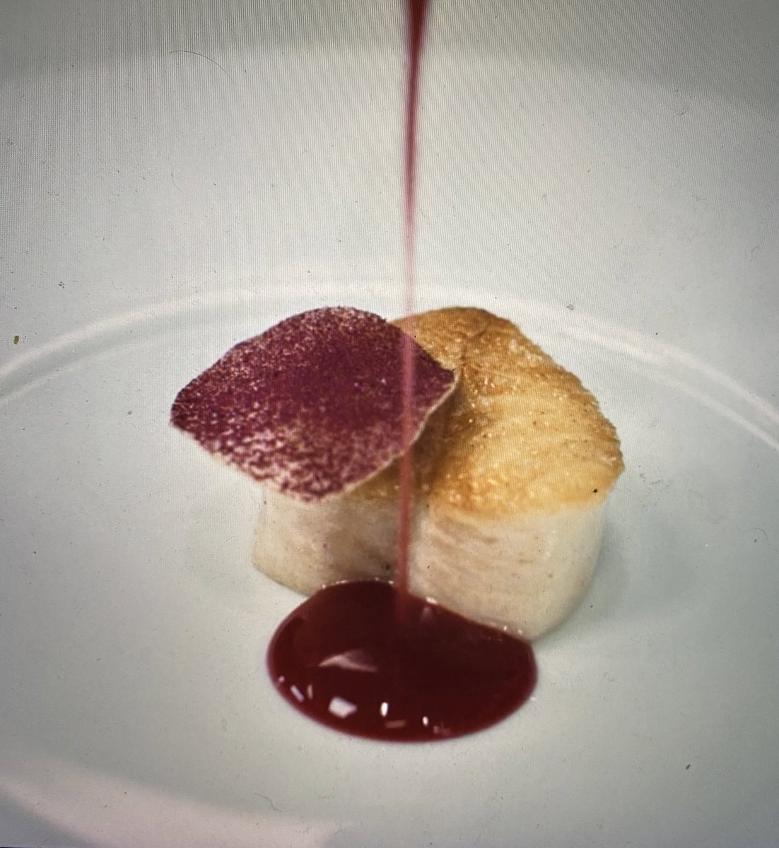 KyloRxns's tweet image. The way I audibly gasped?? Carmy’s first creation being served to Sydney?! OH THE SOULMATISM IS INSANE 😭❤️
#TheBear #SydCarmy