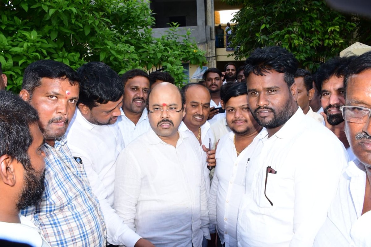 SAlaganchi's tweet photo. ಭರವಸೆಯ ಯುವ ನಾಯಕರು, ವಿಧಾನ ಪರಿಷತ್ ಸದಸ್ಯರು ಮತ್ತು ಪ್ರೀತಿ ���ಿಶ್ವಾಸಕ್ಕೆ ಮತ್ತೊಂದು ಹೆಸರು ಆಗಿರುವಂತಹ ನೆಚ್ಚಿನ ನಾಯಕರಾದ ಸನ್ಮಾನ್ಯ ಶ್ರೀ @Dr_Yathindra_S ಡಾ//ಯತೀಂದ್ರ ಸಿದ್ದರಾಮಯ್ಯ ನವರಿಗೆ ಜನ್ಮದಿನದ ಶುಭಾಶಯಗಳು 💐🎂💐 https://t.co/VIVR6141Nx