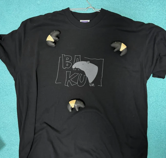 バクのビックサイズTシャツ届きました。GOATさんのTシャツさらっとして乾きやすいので昨年作ったやつをよく着てるのでグレーでもう一枚買おうと思います。吊るして撮るとバクの色がやたら飛ぶので置き撮り。もうすこし柄を上に上げてもよかったかな。バクのグレーの色は画像より濃グレーです。 