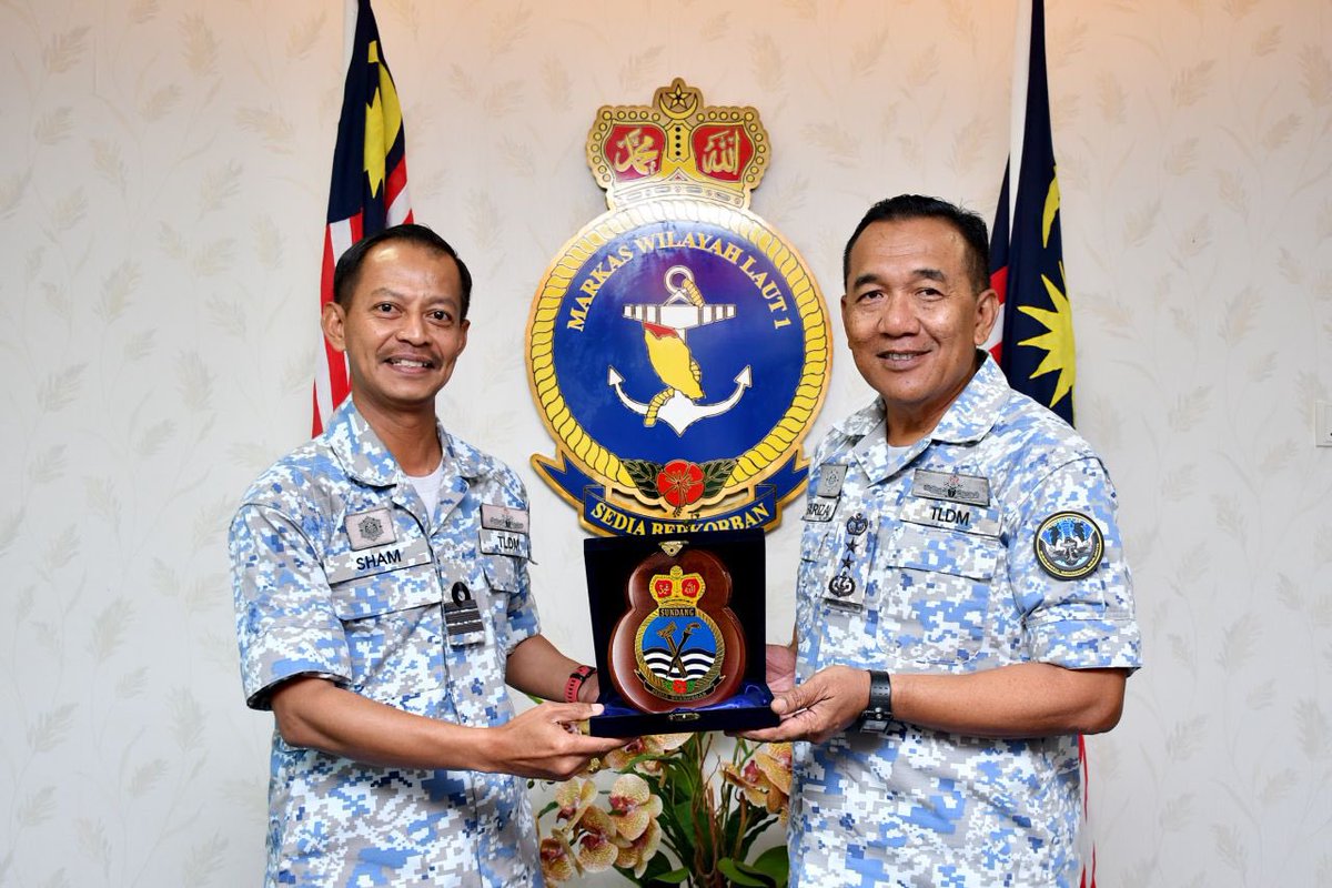 Mawilla_1's tweet photo. Kunjungan Hormat.

Kunjungan Hormat oleh Kdr Nor Hisham bin Rahmad TLDM, Pegawai Memerintah KD SUNDANG dan Kdr Ahmad Rizuan bin Hussin TLDM, Pegawai Memerintah KD PERANTAU ke atas YBhg PANGWILLA 1.

@tldm_rasmi 
@MPA_Barat 

#BersatuBersediaBerjaya
#3B4one https://t.co/MlsjPmlg5k