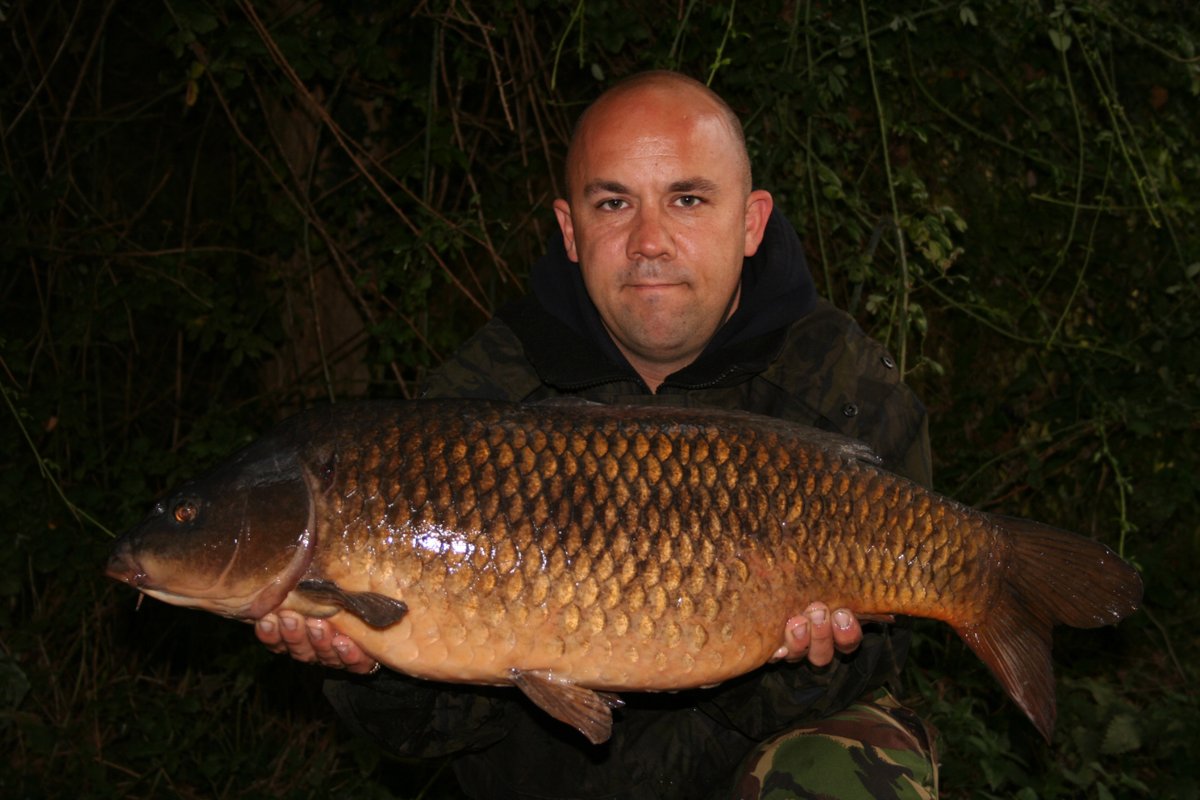 Leon_Bartropp's tweet photo. Throwing it back to the 2005/6 season on Horton and my first fish from the complex and a special one in the Heart Tail common, whilst it wasn't the biggest fish, it undoubtedly was an old warrior none the less... #itonlytakesonebite https://t.co/Ea8pOfggTg