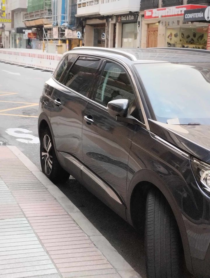 TranviasCoruna's tweet image. Estacionar las paradas de bus sae caro
Grazas á @Policia_Coruna e grazas á usuaria que nos enviou as fotos