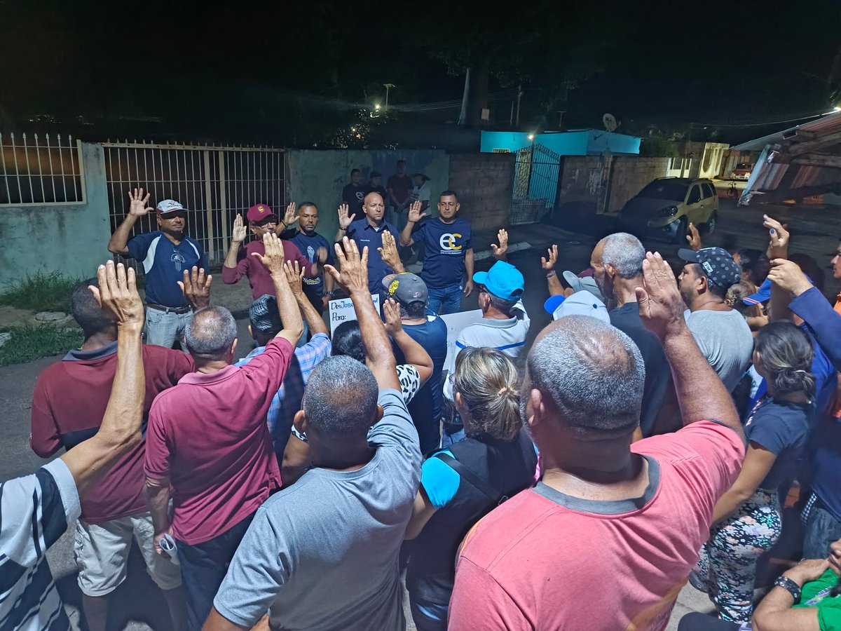 GalitoNoel's tweet photo. Juramentado Comandito en Sector el Mereyal de Cd Bolívar. PQ Catedral 1 #ADenResistencia 
#Unidad  en las Inmediaciones del https://t.co/R8zjs8NEuc Votación Escuela el Mereyal en Apoyo al Elector .#VamosAGanarConEdmundo #LuisAlbertoSilva. https://t.co/tVdz3j9bDw