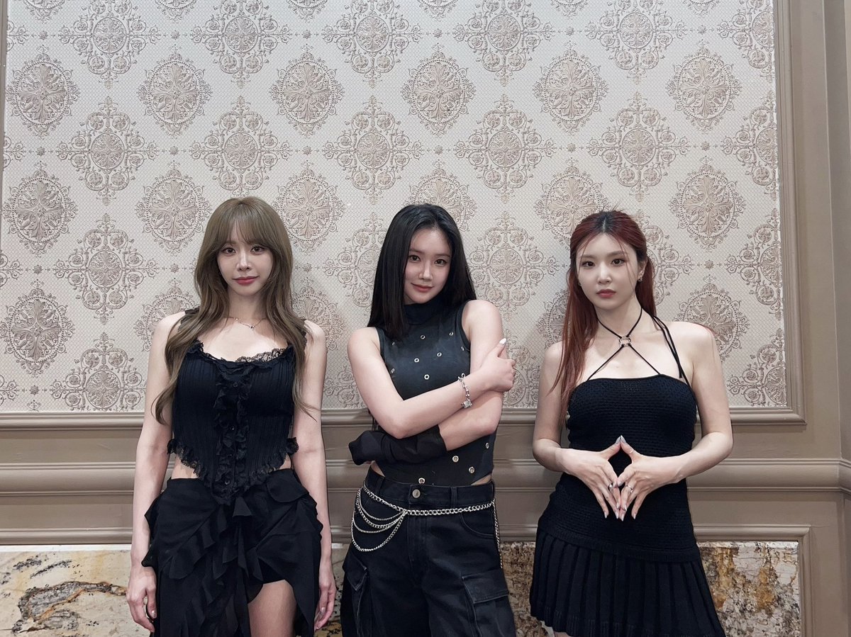 weare_bbgirls's tweet photo. [📷]
240625

.　　∧、＿∧
`Σ.(;゜┌┐゜) ㅎㅓㄱ❗
　　/し└┘J 美쳤나봐❗
　...し——J  너무예뻐❗

#브브걸 #BBGIRLS https://t.co/eEmWzp6Wzk
