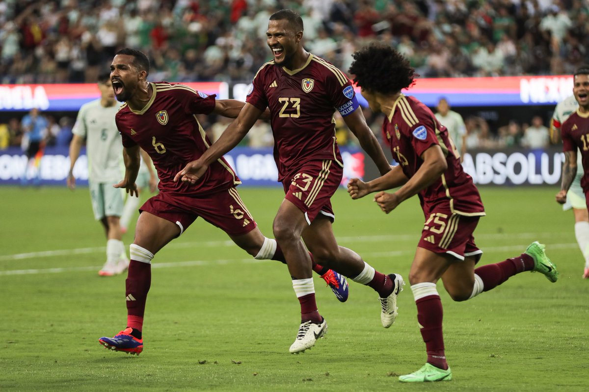 SeleVinotinto's tweet photo. 𝐋𝐀 𝐕𝐈𝐍𝐎𝐓𝐈𝐍𝐓𝐎 𝐄𝐒 𝐌𝐈 𝐂𝐎𝐑𝐀𝐙𝐎́𝐍 🫂❤️

𝐇𝐎𝐘 𝐍𝐎 𝐒𝐄 𝐃𝐔𝐄𝐑𝐌𝐄 🕺🏽

#SiempreVinotinto 🇻🇪 #VibraElContinente https://t.co/2XDWr5Wslh