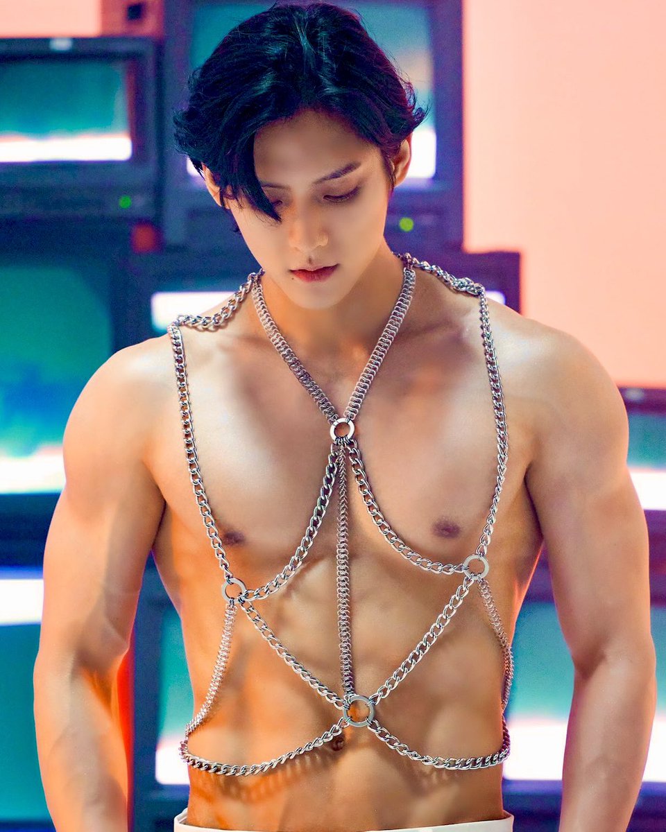 two years since this minhyuk look ⛓️