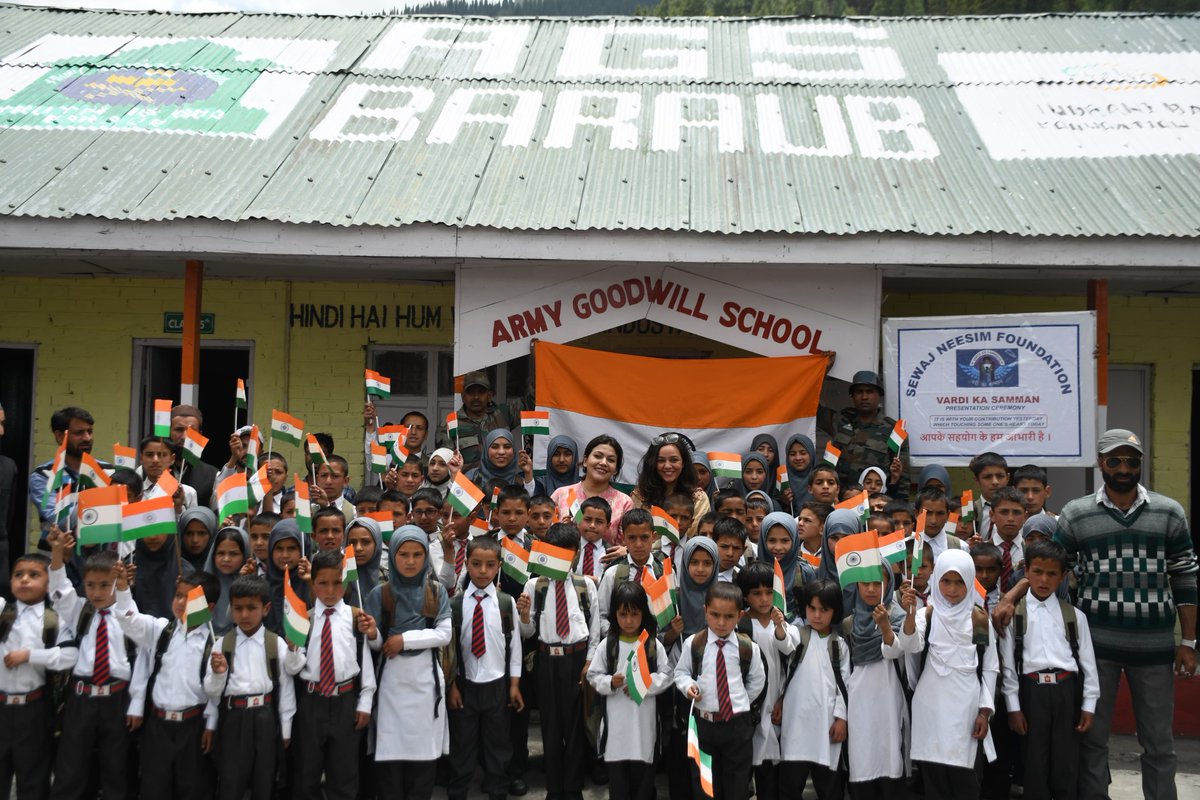 Hassen_Wadiyan's tweet photo. #IndianArmy conducted a School Bags distribution event at Army Goodwill School #Baraub.
Students & Staff rejoice the event and applauded the deed done by IndianArmy with the aim to support the education development in the valley.
#Kashmir https://t.co/lL838RtFzo