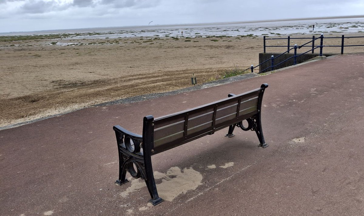 boozybazz's tweet photo. #BazzBench (0002)
At the east end of the #Lytham promenade, #LythamStAnnes. We sat here for half an hour, taking in the view across the #Ribble estuary towards #Southport, until it started raining.
W3W: ///loudness.vipers.solution https://t.co/pAHMjDw5U3