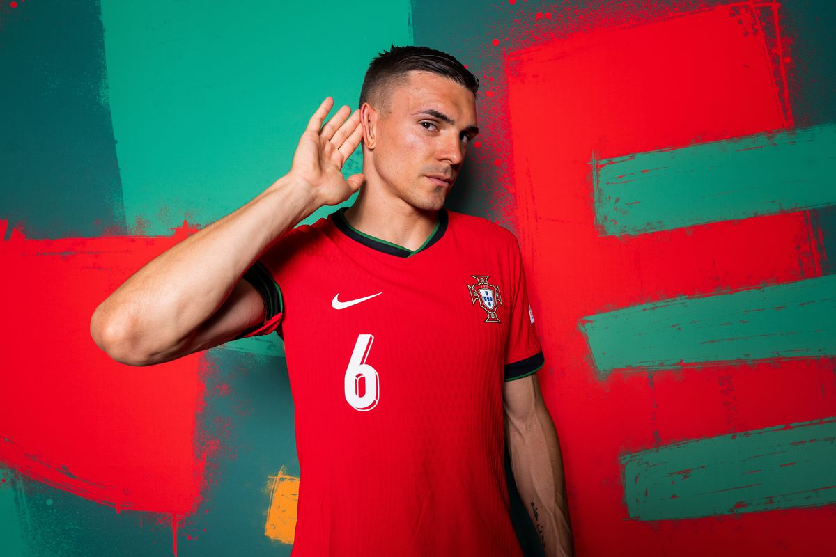João Palhinha sobre António Silva:

"Quem é português, tem de estar orgulhoso de ter um miúdo com tanto potencial na nossa seleção. 

Não é isto que vai afetar o crescimento dele, ainda lhe vai dar mais força para crescer enquanto jogador. 

Não tenho dúvidas nenhumas de que o