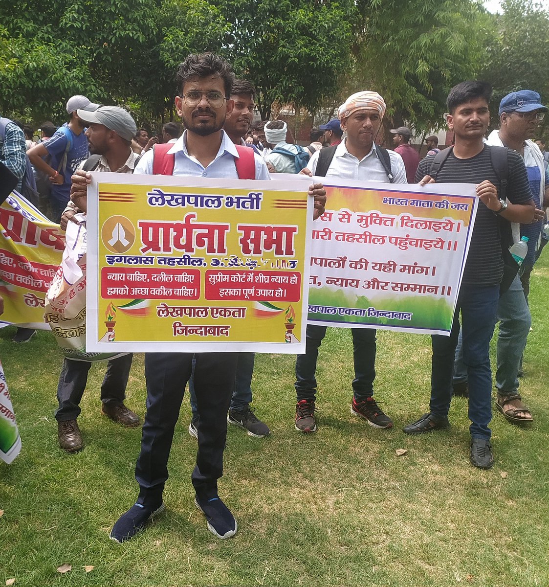 Rajkuma90185836's tweet photo. लेखपाल भर्ती के चयनित अभ्यर्थियों को अभी नियुक्ति नहीं मिल पाई है। जबकि रिजल्ट आए करीब 1 साल हो गए। कोर्ट-कचहरी के चक्कर में युवा लेखपाल परेशान हैं। आज लखनऊ में एकजुट हुए है
@itspravin99 @news24tvchannel @AmritVichar 
@CMOfficeUP 
@myogiadityanath https://t.co/LTsS9R8n7j
