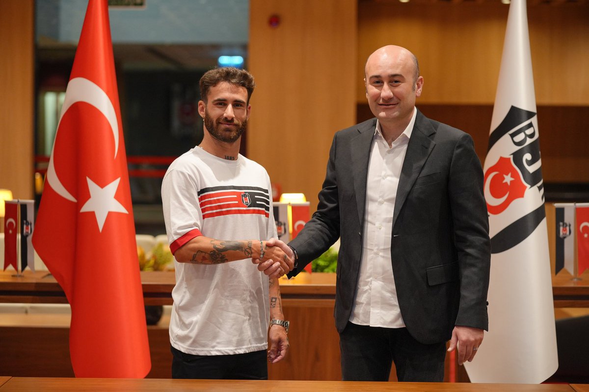 Besiktas's tweet photo. Rafa Silva, kendisini siyah beyazlı renklere bağlayan anlaşmayı İkinci Başkanımız Sayın Hüseyin Yücel ile bir araya gelerek imzaladı. ✍️ https://t.co/Bdl3eiMRM0