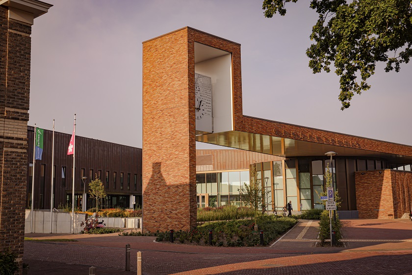 Op maandag 1 juli nemen de medewerkers van de gemeente Dalfsen afscheid van burgemeester Erica van Lente. Daarom is het gemeentehuis op 1 juli gesloten tussen 15.00 en 17.00 uur. Voor de actuele openingstijden en het maken van een afspraak: dalfsen.nl