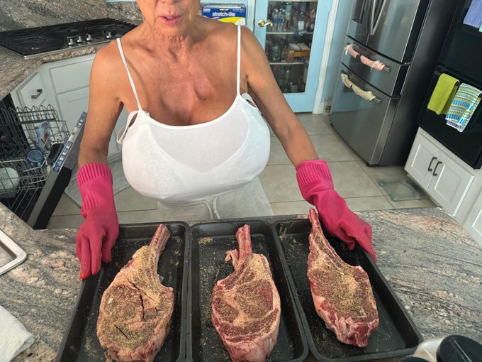 Get ready my steak. For the grill...my bra too tight... https://t.co/Z0FYHB7bXg