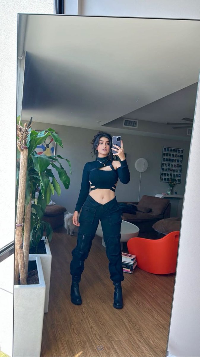 amazingashmita1's tweet photo. Do I look good in black dress? https://t.co/pFzXrKfOmQ