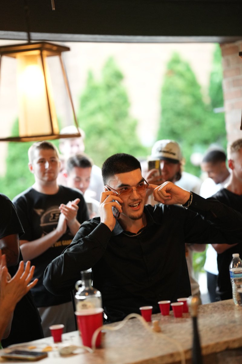 thunderforge_us's tweet image. Fun fact regarding @zach_edey @memgrizz 
Those are full size solo cups.